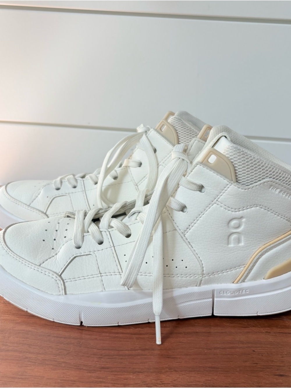 On cloud Running The Roger Clubhouse Mid High Top White Tan Women’s 6 Athletic - Picture 5 of 8